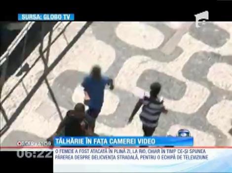 Socant! O femeie a fost atacată de un hoţ chiar în faţa camerei