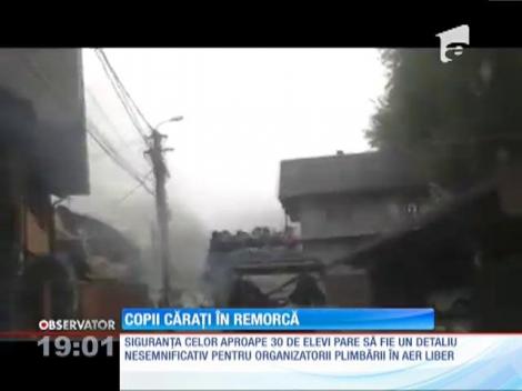 Zeci de elevi din Maramureş, cărați într-o remorcă