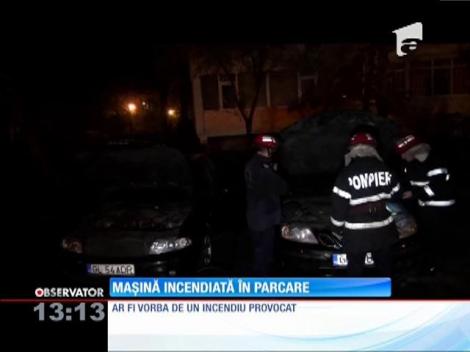 Două maşini au ars într-o parcare din Galaţi
