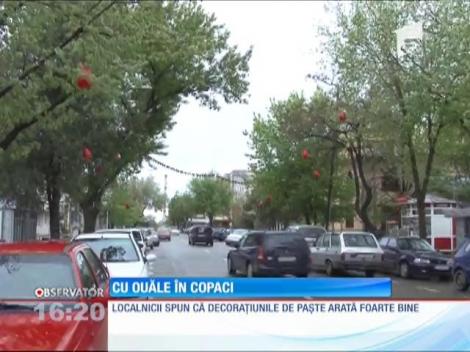 Copacii din centrul oraşului Mizil au fost împodobiţi cu ouă roşii
