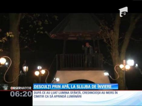 Desculţi prin apă, la slujba de Înviere