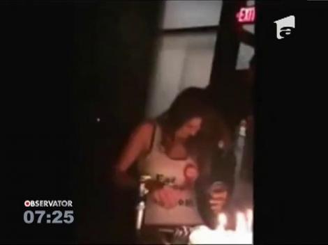 S-a trezit cu părul în flăcări în timp ce prietenii îi cântau "La mulţi ani!