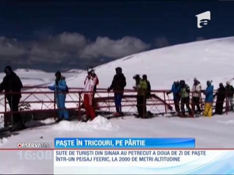 Sute de turisti din Sinaia au petrecut a doua zi de Paște într-un peisaj feeric