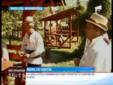 La sate, fetele nemăritate sunt stropite cu parfum de flăcăi
