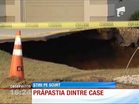 Groapă imensă între două case din Florida