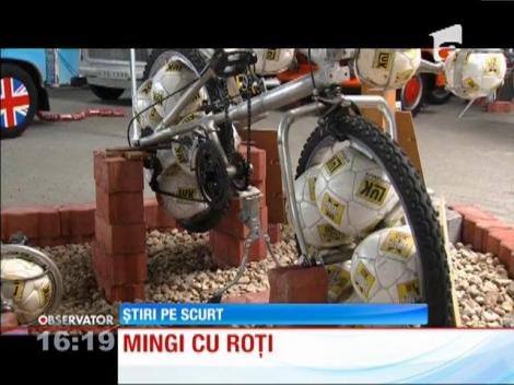 Bicicletă accesorizata cu mingi de fotbal