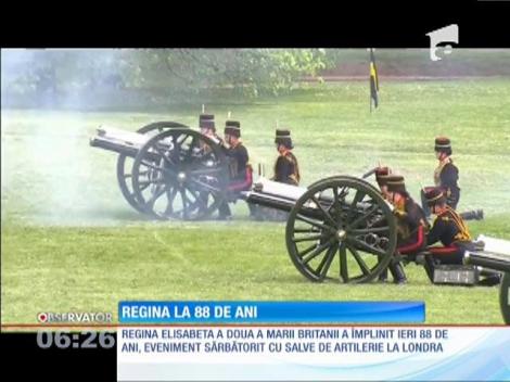 Regina Elisabeta a Doua a împlinit 88 de ani! Britanicii au sărbătorit-o cu salve de artilerie