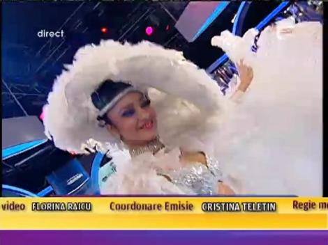 Imagini interzis de PROVOCATOARE! Domnițe divine, cu picioarele-n tavan!