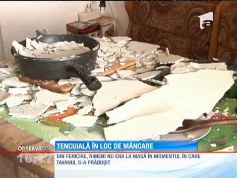 Cade tencuiala de pe blocul ANL