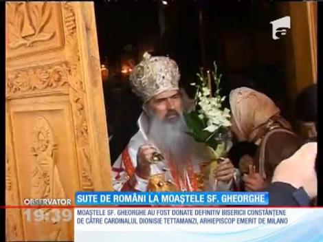Sute de credincioşi s-au trezit cu noaptea în cap ca să atingă racla cu moaştele Sfântului Gheorghe