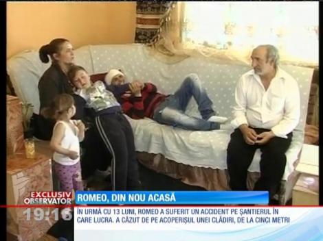 Romeo, tânărul căruia medicii i-au reconstruit jumătate de craniu, s-a întors acasă