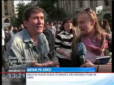 Sute de oameni s-au călcat în picioare să pună mâna pe cărți oferite gratuit