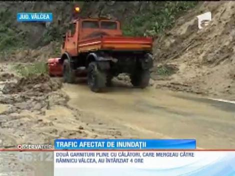 Inundaţiile au blocat mai multe drumuri şi căi ferate din ţară