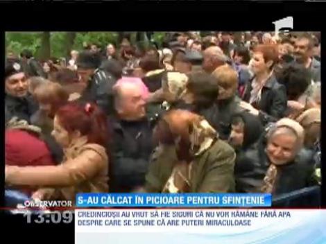 La Mănăstirea Nucet, credincioşii s-au călcat în picioare
