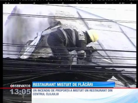 Un incendiu de proporţii a mistuit azi noapte un restaurant din centrul Clujului