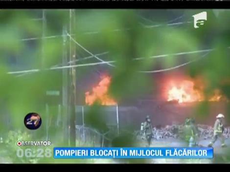 Pompieri blocaţi în mijlocul flăcărilor
