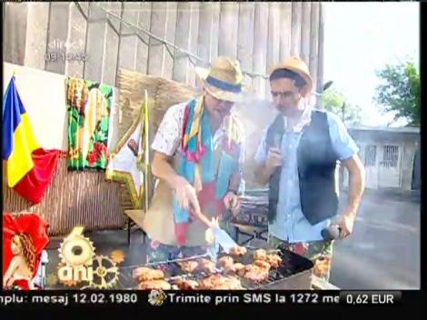 Nu toată lumea se distrează pe plajă! Unii mai şi muncesc. La grătar...