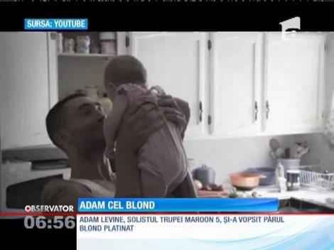Adam Levine şi-a vopsit părul blond platinat