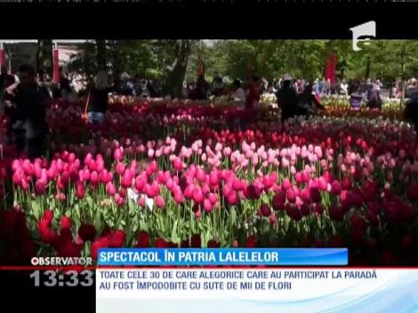 Zeci de mii de turişti au asistat la Amsterdam, la festivalul florilor