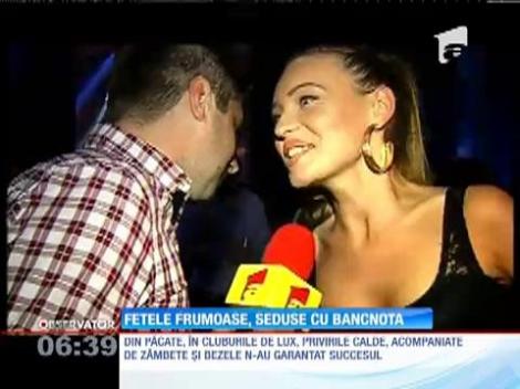 Fetele frumoase sunt seduse cu bancnota