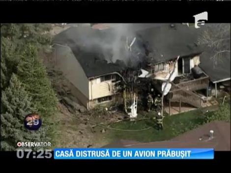 SUA: Un mic avion de turism s-a prăbuşit peste o casă