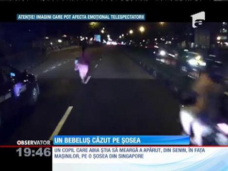 Un copil de nici doi ani a fost filmat mergând printre maşini, pe o şosea din Singapore