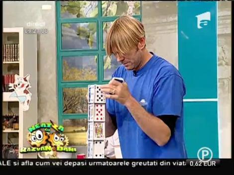 Nu ai mai văzut aşa ceva! Bryan Berg, singurul constructor din cărţi de joc, demonstraţie de EXCEPŢIE la Neatza!