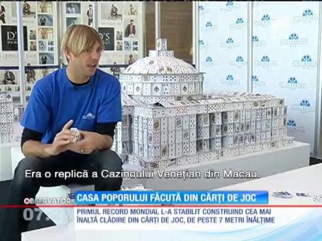 Casa Poporului făcută din cărţi de joc