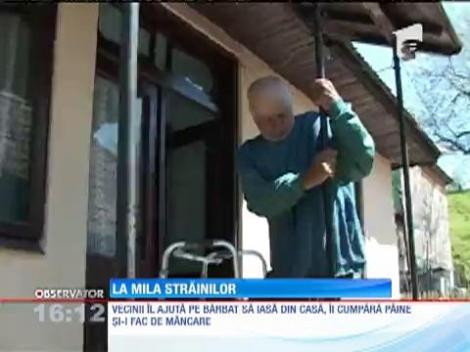 Un bătrăn cu probleme locomotorii din Valea Doftanei a ajuns la mila străinilor