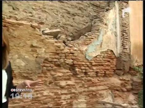 Trei mașini au fost avariate în urma prăbușirii unui zid, în centru Capitalei