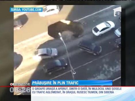 Un crater s-a format din senin pe o şosea din oraşul rusesc Tiumen