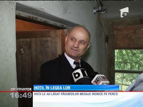 Sat terorizat de hoti