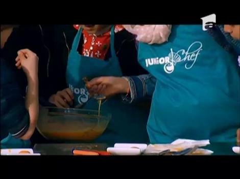 Cea mai mare omletă! Un ou de struț a hrănit o mulțime de copii!