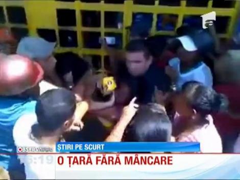 Foamete în Venezuela! Localnicii se bat pe o bucată de pânie