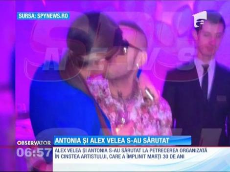 Alex Velea şi Antonia, surprinşi sărutându-se