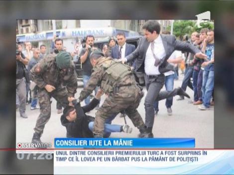 Unul dintre consilierii premierului  Erdogan, surprins în timp ce lovea un bărbat pus la pamânt de poliţişti