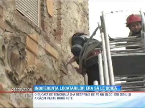 O bucată de tencuială desprinsă de pe faţata unei clădiri din Sibiu era să le ucidă pe două tinere