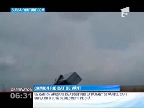 Imagini terifiante în SUA! Un camion aproape că a fost pus la pământ de o rafală de vânt