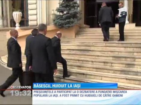 Traian Băsescu a fost huiduit de oamenii din Iaşi