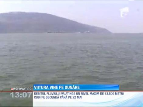 Apele continuă să ameninţe