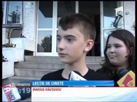 Doi elevi au găsit un portofel pe o bancă în parc