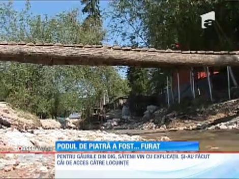 Au furat sacii cu nisip din digul de protecţie împotriva apelor