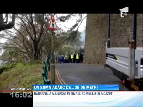 Un român s-a culcat pe nişte stânci, la 25 de metri deasupra unui golf