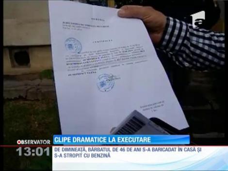 Un bărbat din Capitală s-a baricadat în casă şi a ameninţat vreme de câteva ore că îşi va da foc