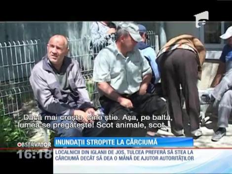 Localnicii din Tulcea preferă să stea la cârciumă decât să ajute autorităţile