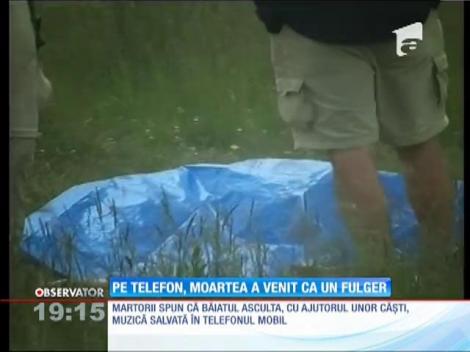 Un adolescent din județul Bihor a murit lovit de trăsnet, în timp ce asculta muzica salvată în telefon