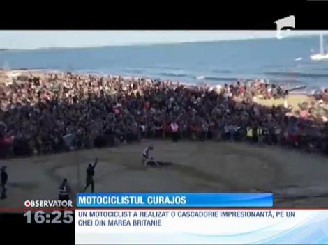 Cascadorie impresionantă pe un chei din Marea Britanie