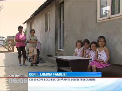 10 copii şi părinţii lor îşi duc traiul de pe-o zi pe alta