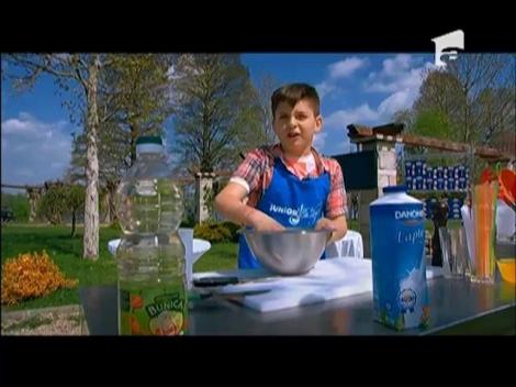 Florian se descurcă în orice situație! În lipsă de ciocan, juniorul a bătut carnea cu polonicul