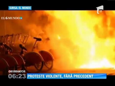 Confruntări violente între protestatari şi forţele de ordine, la Barcelona